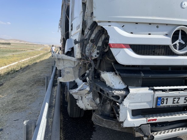 Foto - Emniyet şeridinde bekleyen düğün konvoyundaki araçlara tır çarptı, yaralılar var