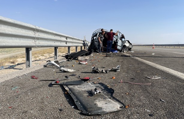 Foto - Emniyet şeridinde bekleyen düğün konvoyundaki araçlara tır çarptı, yaralılar var