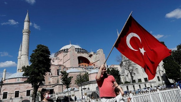 Emniyetin bir numarası Ayasofya Camii'nde! Vatandaşlardan Ezan'a yoğun ilgi