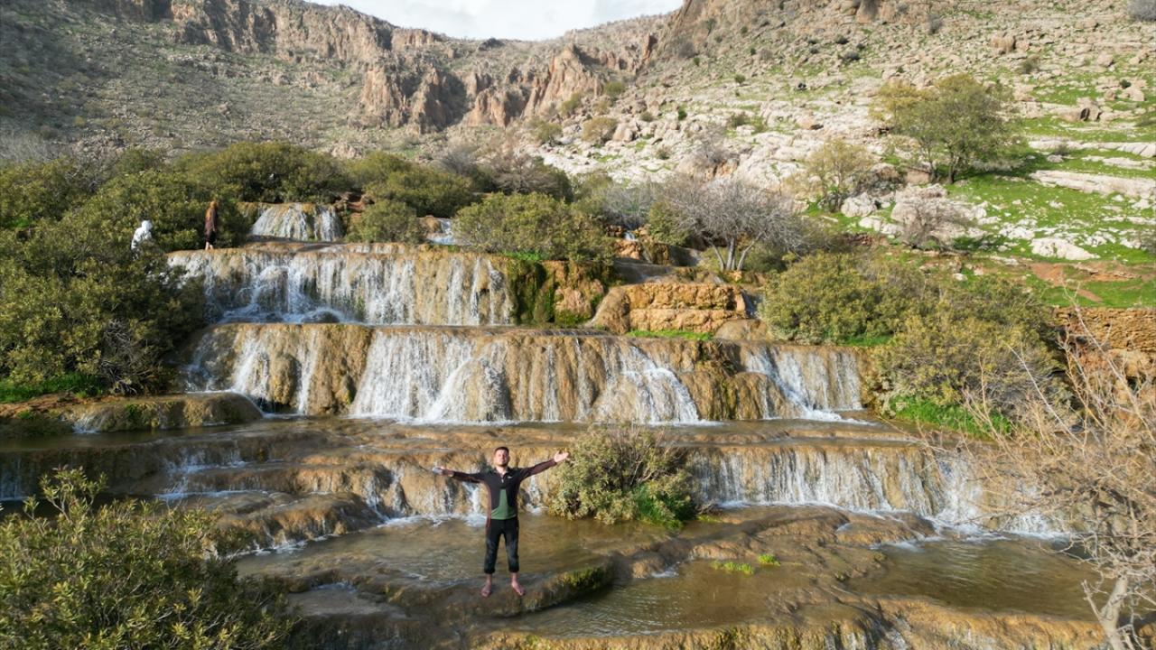 ‘Emrud travertenleri’ kar ve yağmur sularıyla canlandı
