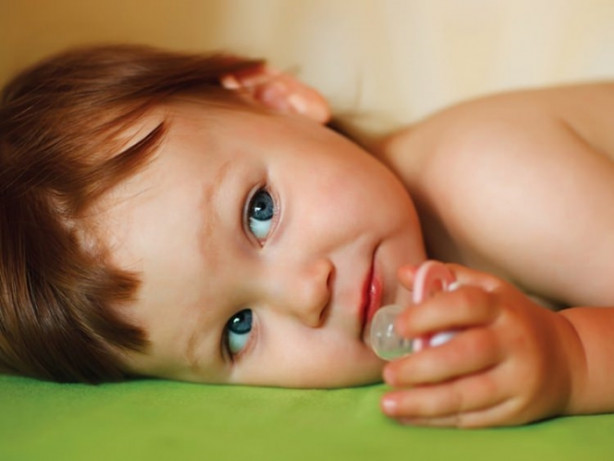 Emzik kullanan çocuk daha geç konuşuyor!