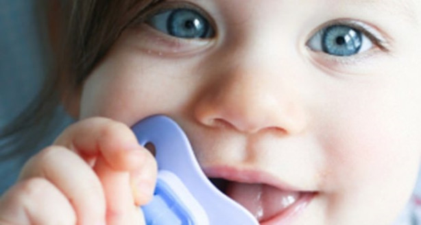 Foto - Emzik kullanan çocuk daha geç konuşuyor!