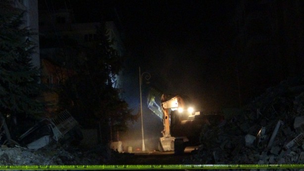 Foto - En acı bekleyiş: Anne baba, enkaz çalışmasından iyi haber almayı bekliyor