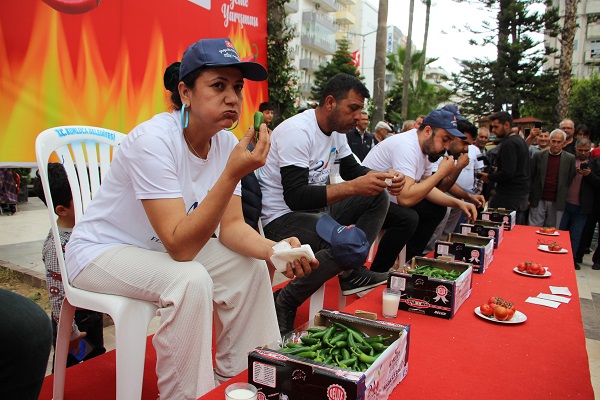 Foto - En acı yarışma! 3 dakikada 260 gram biber yedi bakın ne kadar kazandı