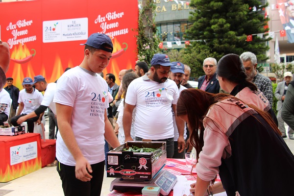Foto - En acı yarışma! 3 dakikada 260 gram biber yedi bakın ne kadar kazandı