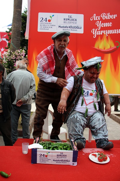 Foto - En acı yarışma! 3 dakikada 260 gram biber yedi bakın ne kadar kazandı