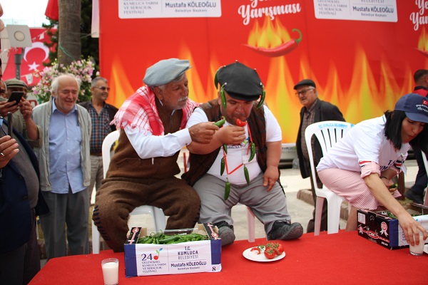 En acı yarışma! 3 dakikada 260 gram biber yedi bakın ne kadar kazandı