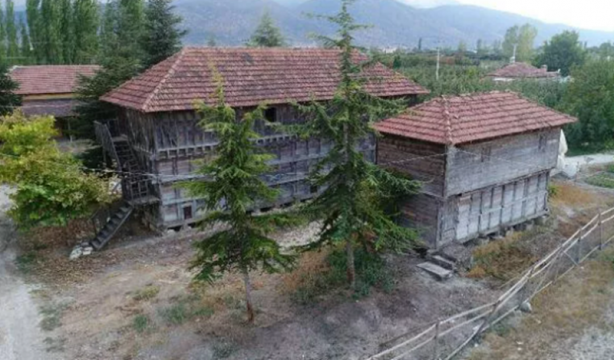  En az 300 yıllık 1737 tahıl ambarı ile arı sereni belgelendi ?
