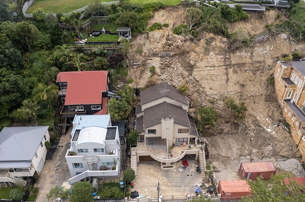En az 4 kişi hayatını kaybetti! O ülkede son durum 
