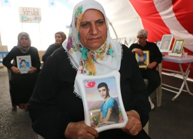 Foto - En büyük eylemi onlar yaptılar! PKK’nın fesih kararını ve evlatlarının dönmelerini bekliyorlar