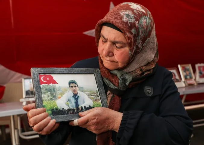Foto - En büyük eylemi onlar yaptılar! PKK’nın fesih kararını ve evlatlarının dönmelerini bekliyorlar