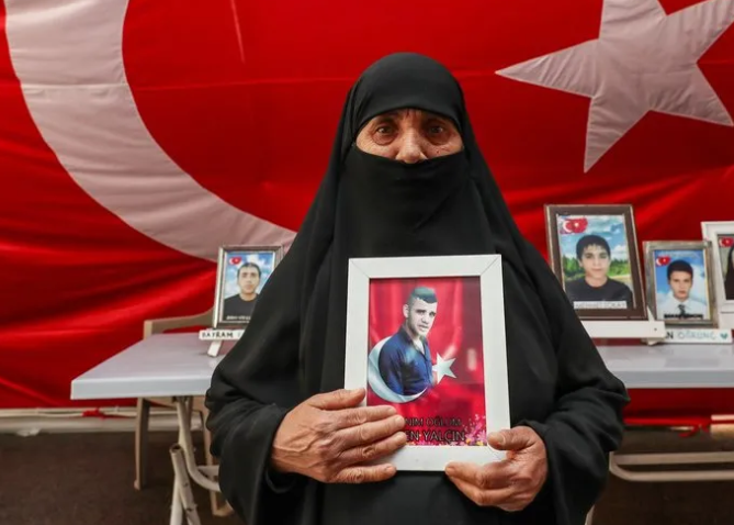 Foto - En büyük eylemi onlar yaptılar! PKK’nın fesih kararını ve evlatlarının dönmelerini bekliyorlar