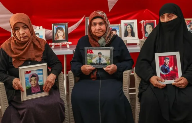 Foto - En büyük eylemi onlar yaptılar! PKK’nın fesih kararını ve evlatlarının dönmelerini bekliyorlar