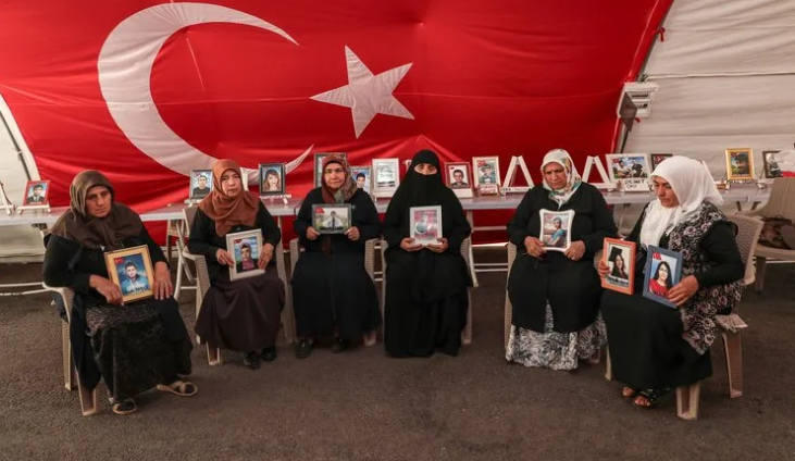 En büyük eylemi onlar yaptılar! PKK’nın fesih kararını ve evlatlarının dönmelerini bekliyorlar