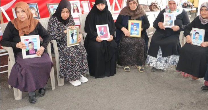 Foto - En büyük eylemi onlar yaptılar! PKK’nın fesih kararını ve evlatlarının dönmelerini bekliyorlar