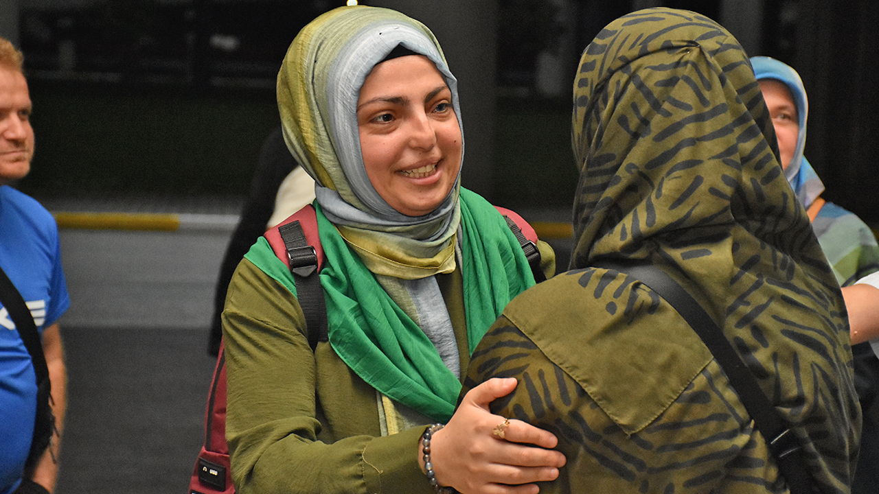 Foto - En duygusal uğurlamaya şahit oldular: ‘Sessiz’ce Umre’ye gittiler