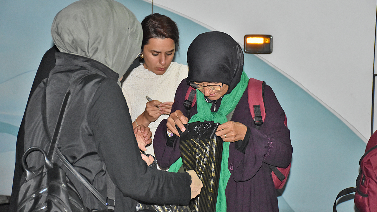 Foto - En duygusal uğurlamaya şahit oldular: ‘Sessiz’ce Umre’ye gittiler