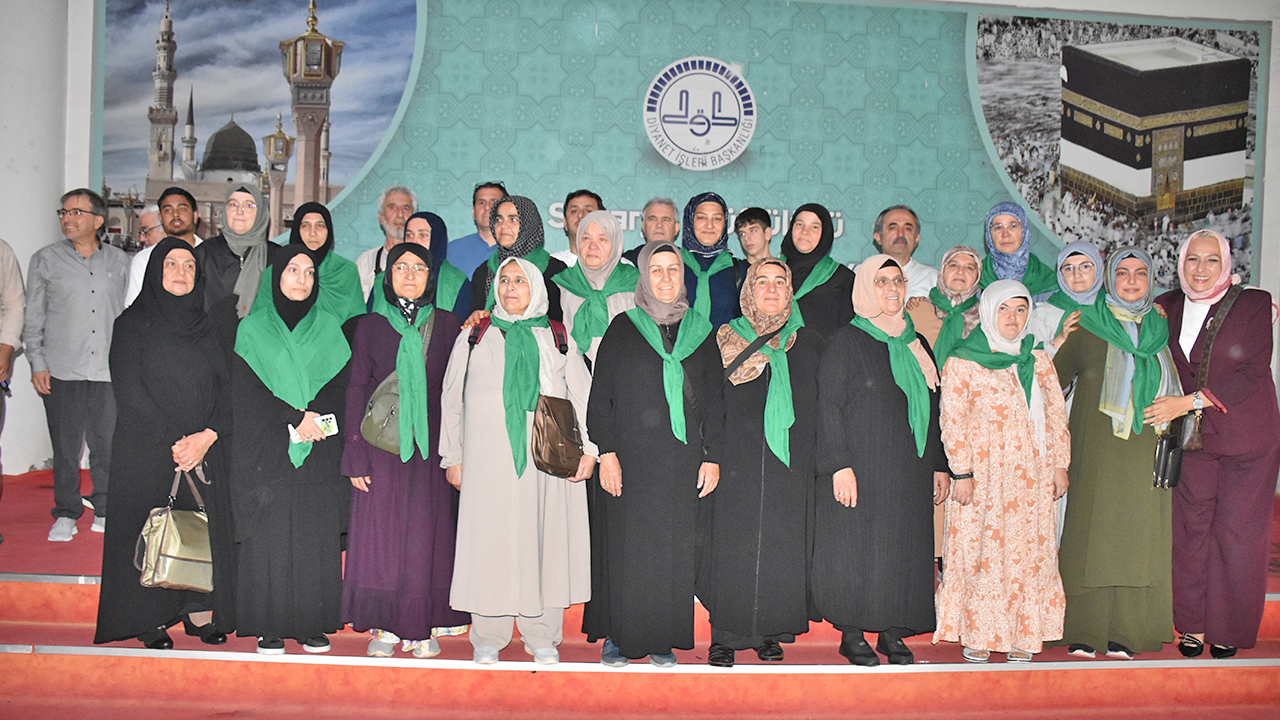 En duygusal uğurlamaya şahit oldular: ‘Sessiz’ce Umre’ye gittiler