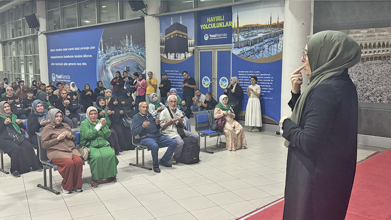 Foto - En duygusal uğurlamaya şahit oldular: ‘Sessiz’ce Umre’ye gittiler