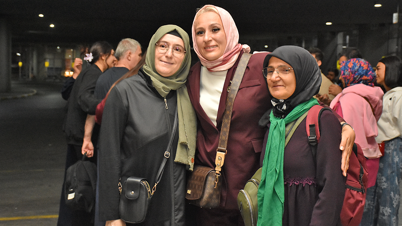 Foto - En duygusal uğurlamaya şahit oldular: ‘Sessiz’ce Umre’ye gittiler