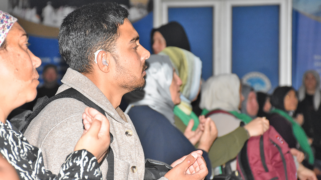 Foto - En duygusal uğurlamaya şahit oldular: ‘Sessiz’ce Umre’ye gittiler