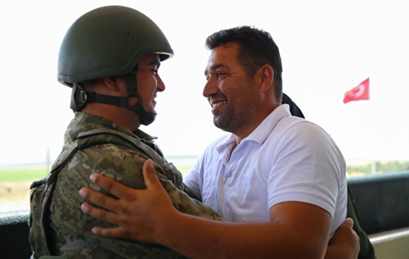 Foto - En güzel bayram sürprizi sınırda yaşandı! Nöbet tutan asker çifte bayram yaptı