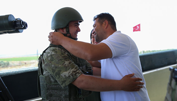 Foto - En güzel bayram sürprizi sınırda yaşandı! Nöbet tutan asker çifte bayram yaptı