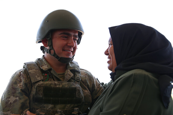 Foto - En güzel bayram sürprizi sınırda yaşandı! Nöbet tutan asker çifte bayram yaptı