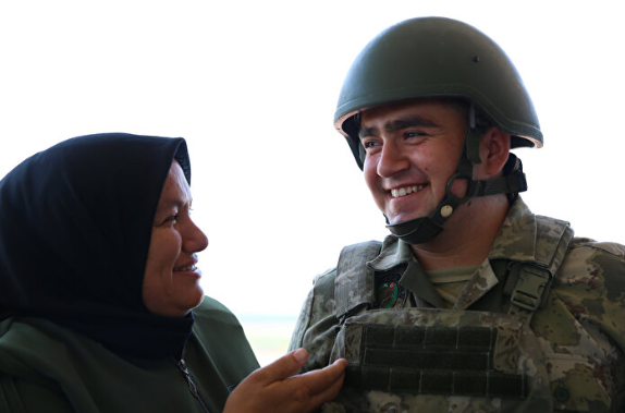 Foto - En güzel bayram sürprizi sınırda yaşandı! Nöbet tutan asker çifte bayram yaptı