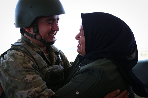 En güzel bayram sürprizi sınırda yaşandı! Nöbet tutan asker çifte bayram yaptı