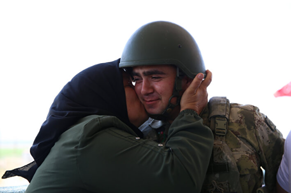 Foto - En güzel bayram sürprizi sınırda yaşandı! Nöbet tutan asker çifte bayram yaptı