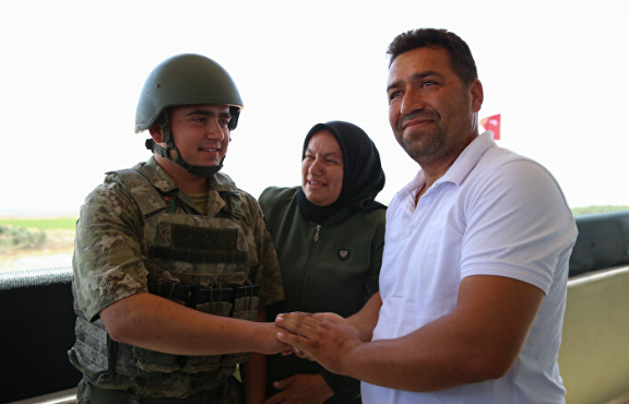 Foto - En güzel bayram sürprizi sınırda yaşandı! Nöbet tutan asker çifte bayram yaptı