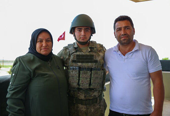 Foto - En güzel bayram sürprizi sınırda yaşandı! Nöbet tutan asker çifte bayram yaptı