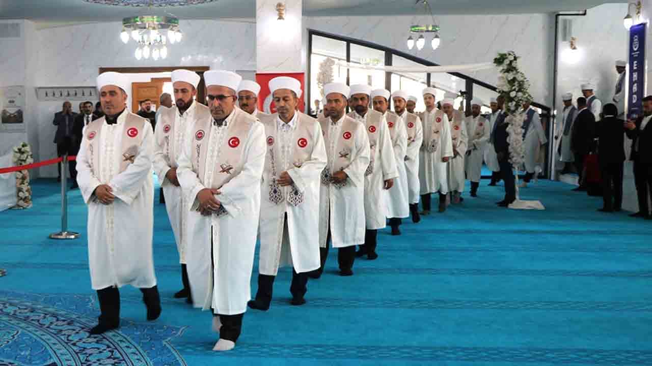"En hayırlınız Kur'an-ı öğrenen ve öğretendir": Kur’an bülbülleri icazet aldı