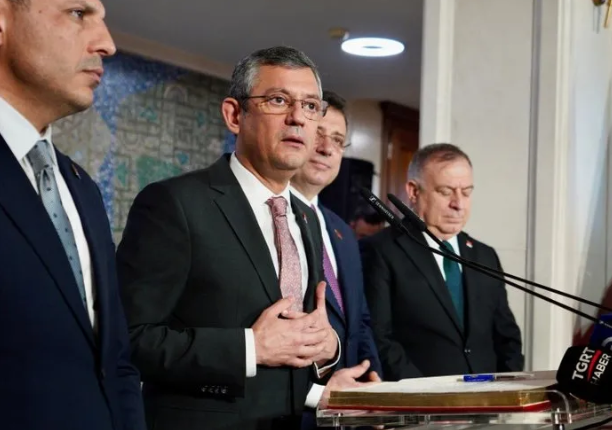 Foto - En iyi bildiği şeyi yapıyorlar! Hep kavga… İzmir ve İstanbul için birbirlerine girdiler!