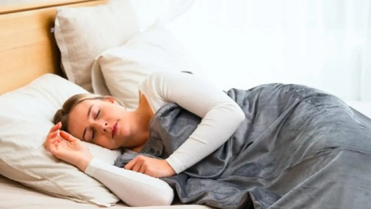En tehlikeli uyku pozisyonu belli oldu: Omurga eğriliğine neden oluyor!