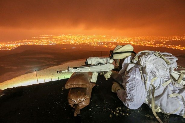Foto - En uzun gecede, kahramanların elleri tetikte