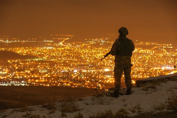 Foto - En uzun gecede, kahramanların elleri tetikte