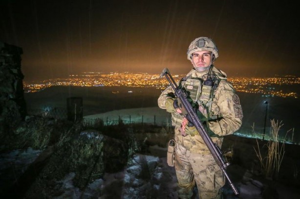 Foto - En uzun gecede, kahramanların elleri tetikte