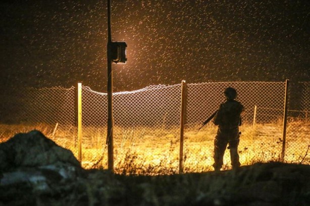 Foto - En uzun gecede, kahramanların elleri tetikte