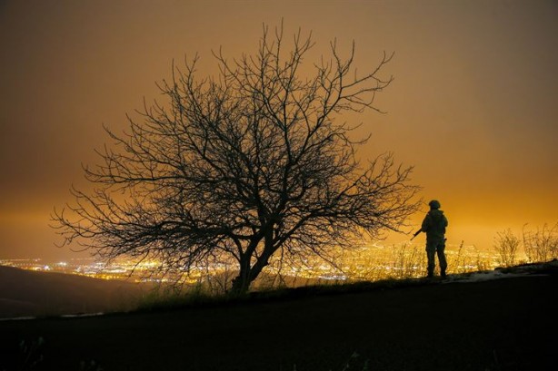 Foto - En uzun gecede, kahramanların elleri tetikte