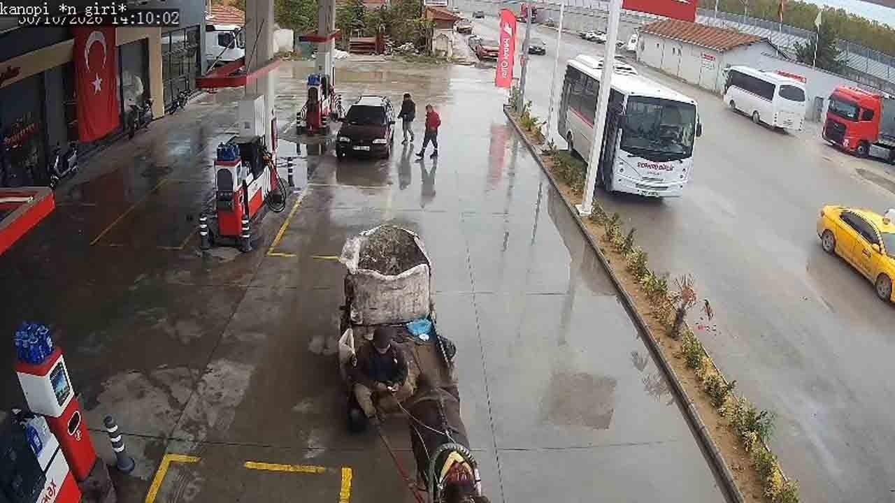 Foto - En yakın istasyon 2 kilometre uzaktaydı: Yakıtı bitince çareyi at arabasında buldu