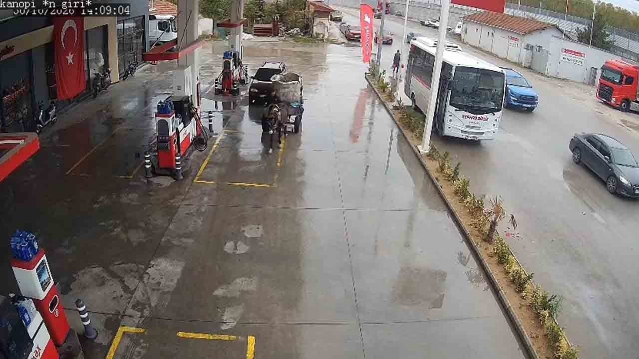 Foto - En yakın istasyon 2 kilometre uzaktaydı: Yakıtı bitince çareyi at arabasında buldu