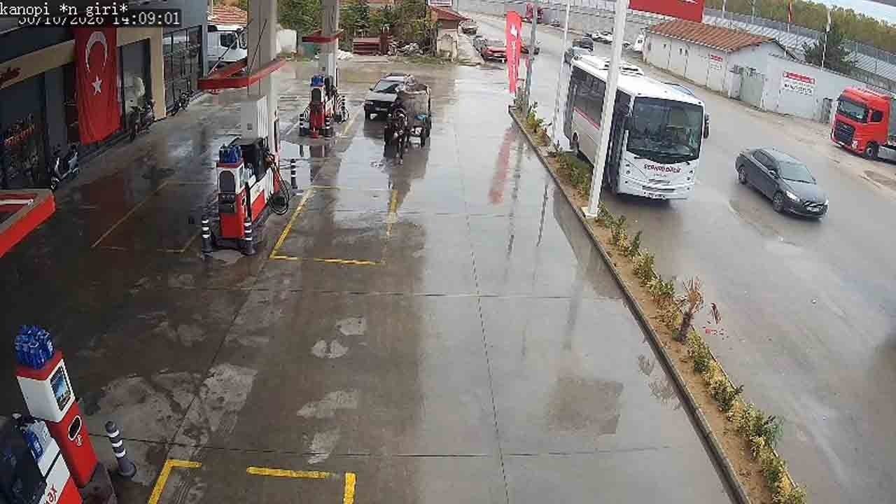 En yakın istasyon 2 kilometre uzaktaydı: Yakıtı bitince çareyi at arabasında buldu