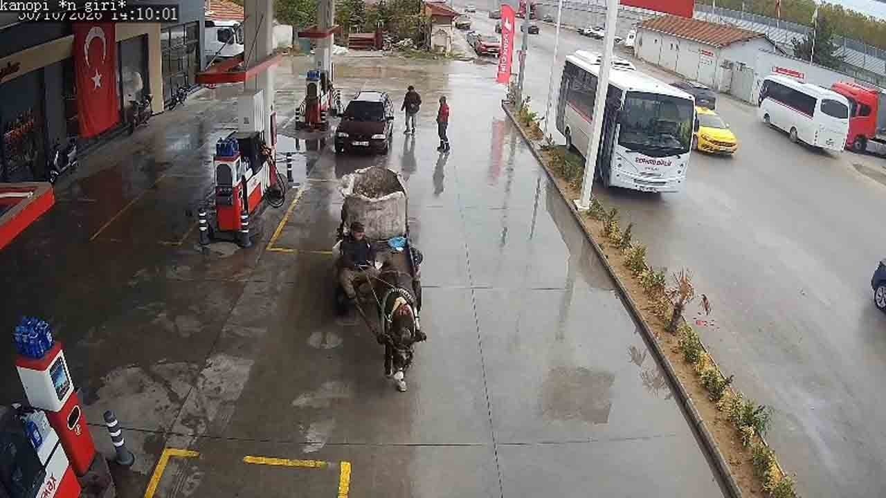 Foto - En yakın istasyon 2 kilometre uzaktaydı: Yakıtı bitince çareyi at arabasında buldu