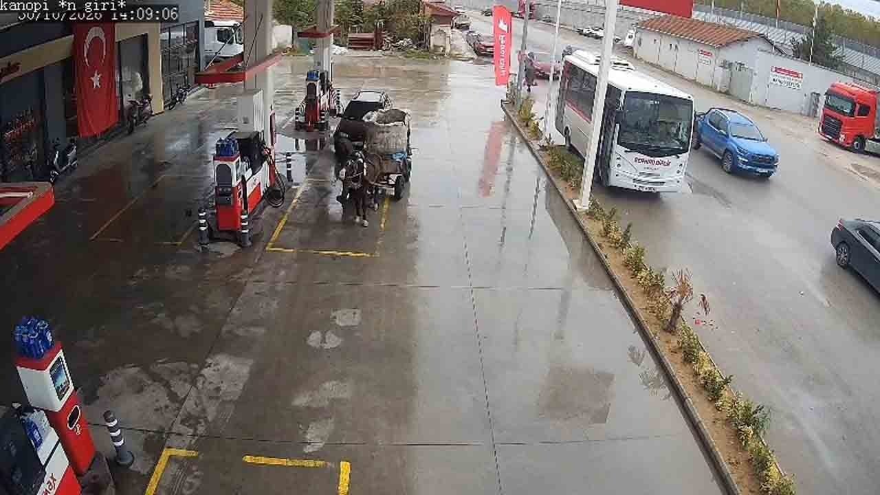 Foto - En yakın istasyon 2 kilometre uzaktaydı: Yakıtı bitince çareyi at arabasında buldu