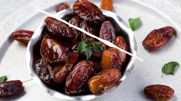 Foto - Ender Saraç açıkladı, işte en etkili diyet! Hurma-yoğurt yiyen göbek yağı nedir bilmiyor