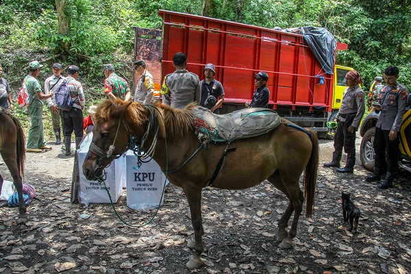 Endonezya seçime böyle hazırlandı! Turist değil seçim pusulası gezdiriyorlar