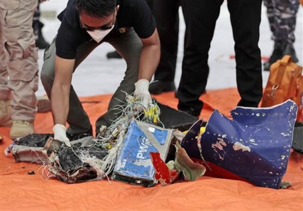 Foto - Endonezya'da düşen uçağın enkazına ait parçalar toplanmaya başladı