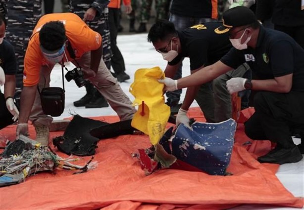 Foto - Endonezya'da düşen uçağın enkazına ait parçalar toplanmaya başladı